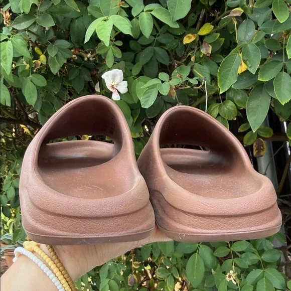 Adidas Yeezy Slide. Women Size 7 . - Picture 6 of 16